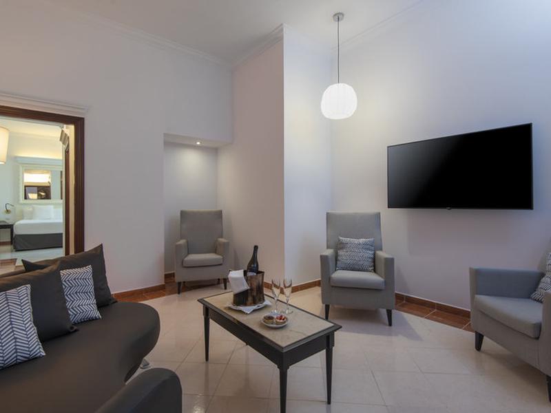 13563E3AA0A779EF25A0A37906621C1C