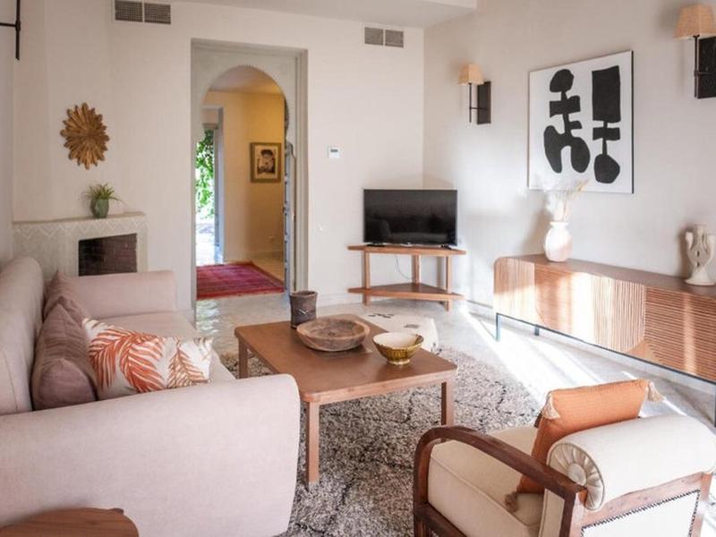 2197755EC25A24C3F905770E9657063B