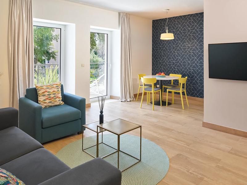 24FA58E33A6070A6E93EE3C1237373A3