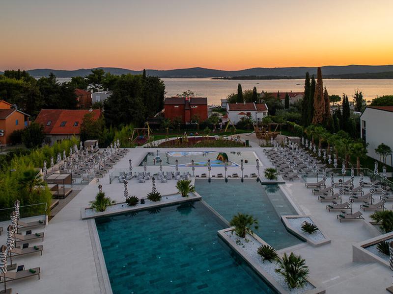 7A7EB5A4CF864537F25E3C5A85BC870E