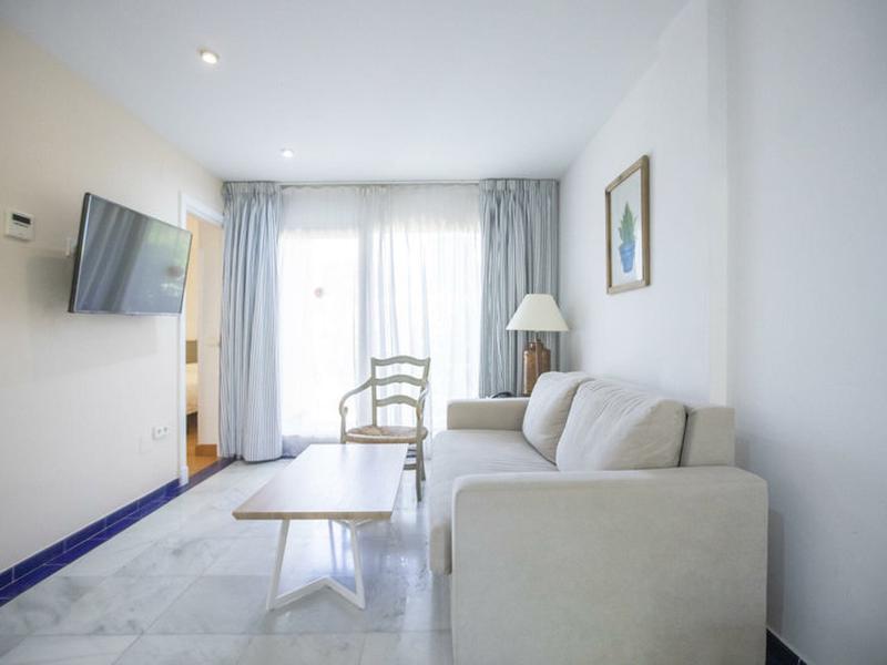 4B3330CCB94F65812BA6B68EE63EA349