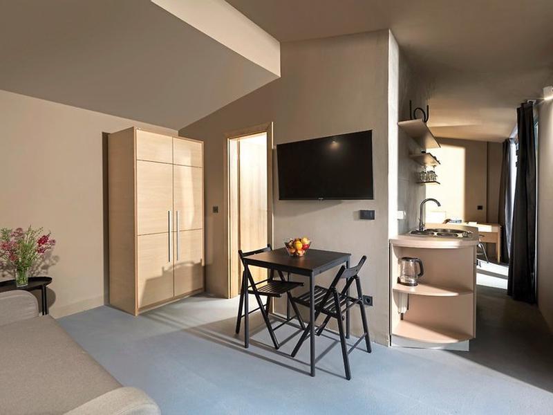 9B3BC9C22B56E4AD631B9DFDE83AA05C