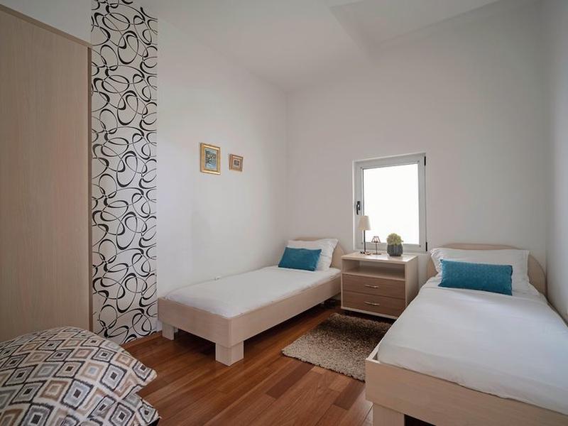 728E348133BD34CADAAF5EE2E19EAF39