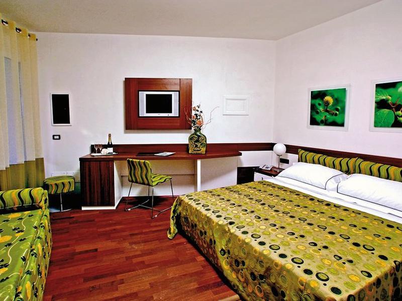 0BBD086DF4F8D6F8B3C402B8E99DC213