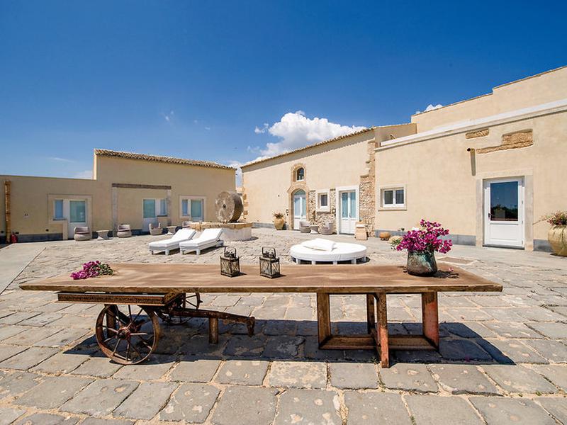 8759CB334BBE7F0B7A620F01D6BAF652