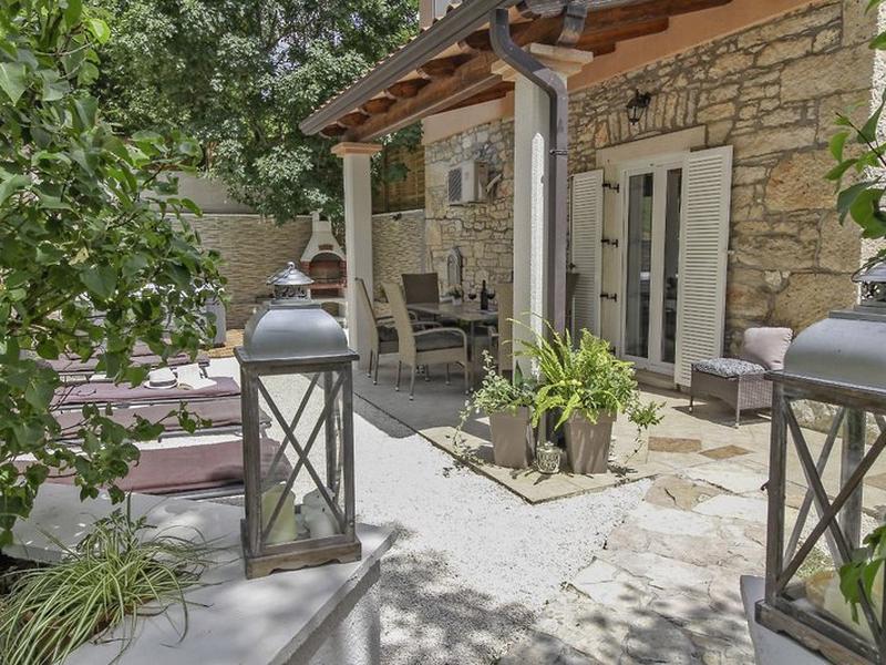 4B1E069F0F947B695DEA54A4D53384DB