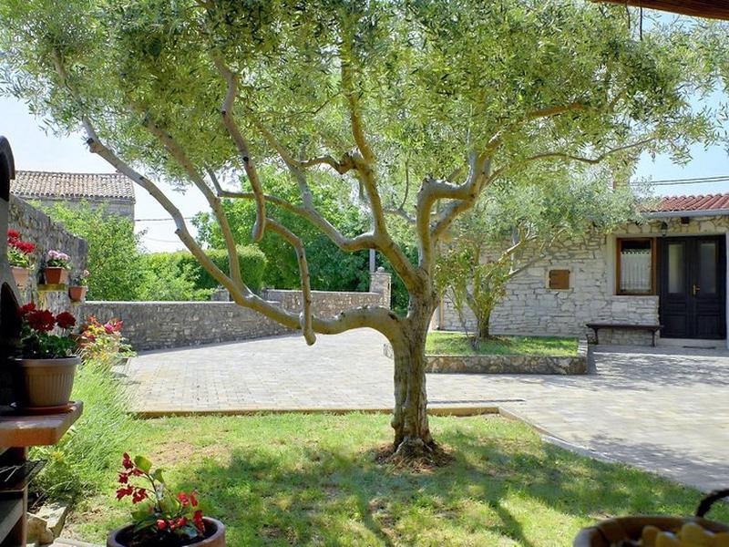 F2BA9422C72764CD0F9E16701D96A1D9