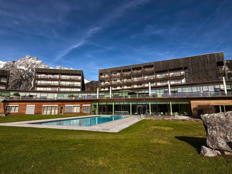 A2443138403068D8676925ED17766077