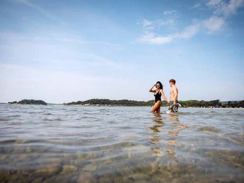 B7938BDC1C49C1984F59F2ABD8E03FA5