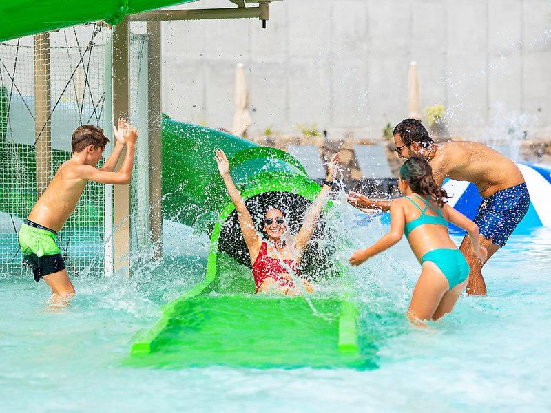 12445982AD1161FF1209B6840B3272DA