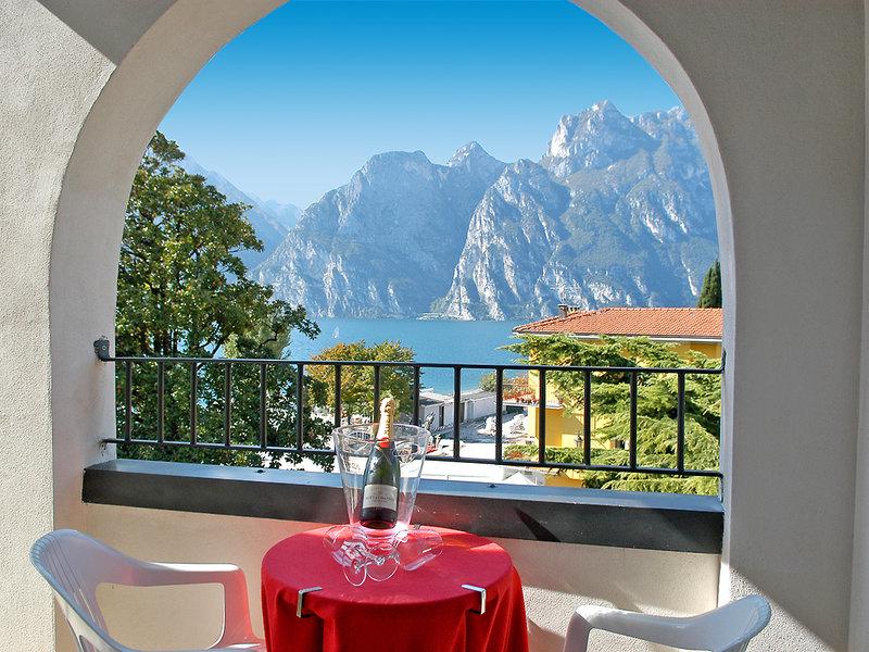 229F74E1B93521F44A6A1C8ED61FD43E