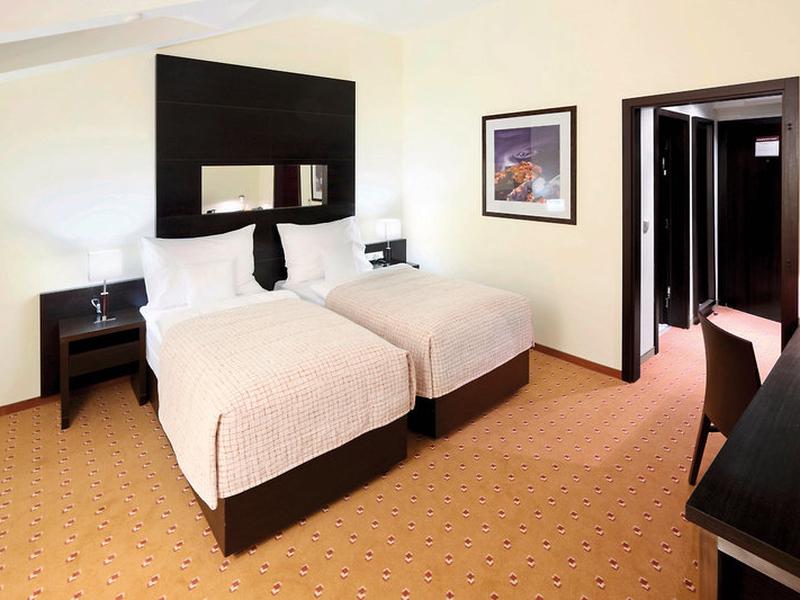 79F48F8F84084E87BC11E9C0958F40C5