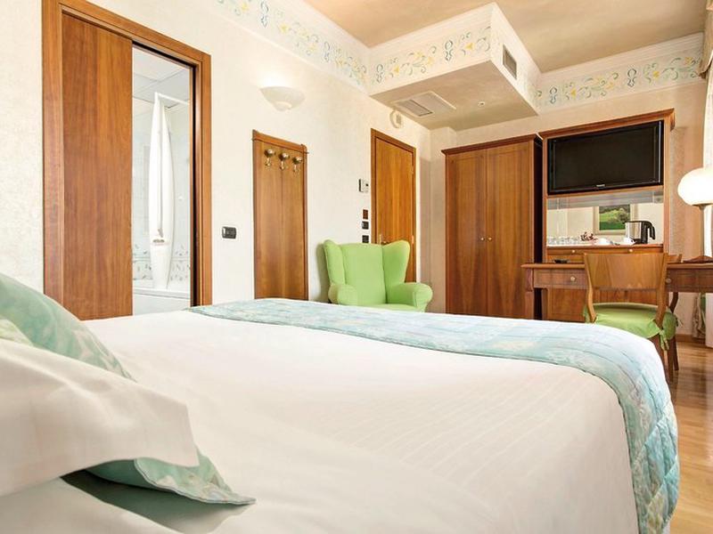 FA74B7E03561B4AD2E59A4CF1D18912E