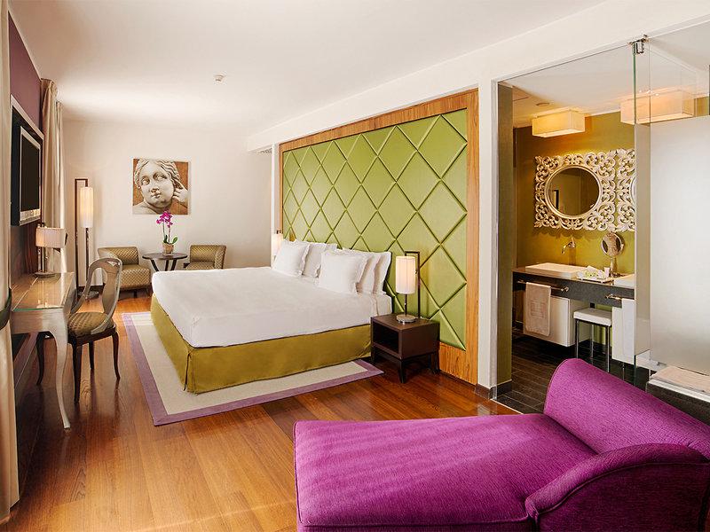 B6E96800AE77449B8D96C3AE23B4532C