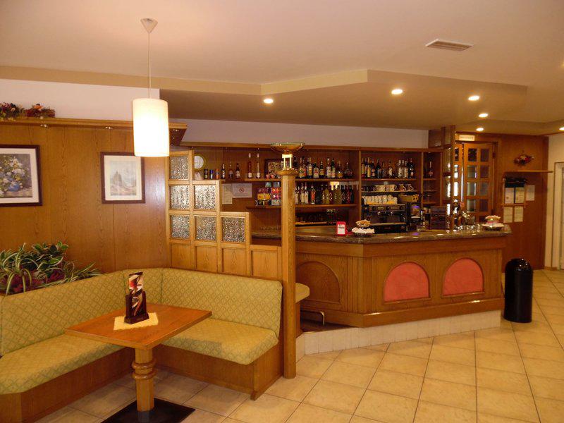 F6140355DD379AAA5F71A210B54364B6