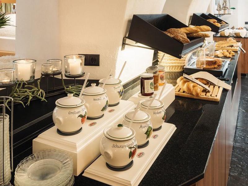 B3E7B19C964F575DD31D211DA9B7DA40