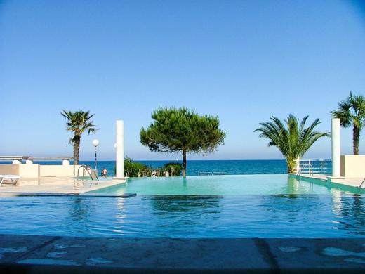 MB4 piscine / 4 pax