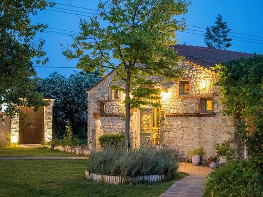 Petrino ECO Village