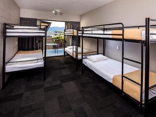 Gilligan's Backpackers Hotel & Resort