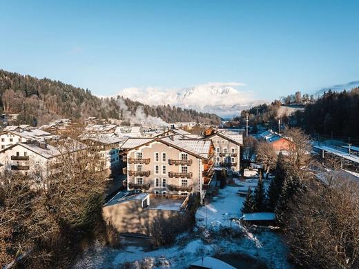 HENRI - Country House