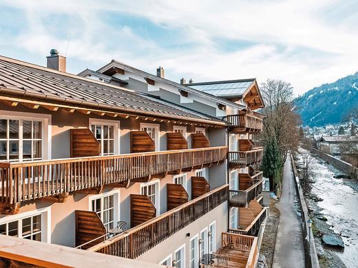 HENRI - Country House