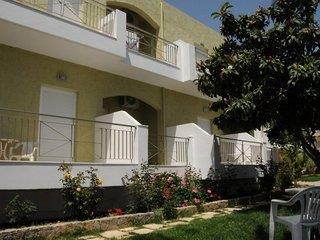 Manolis Apartments (tt)