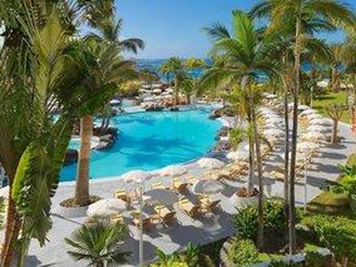 Adrian Jardines de Nivari