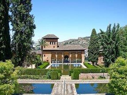 Mietwagenrundreise: Maurische Architektur und lebendige Kultur  3,5 Sterne