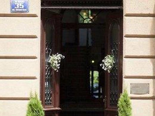 Apart Yarden by Artery